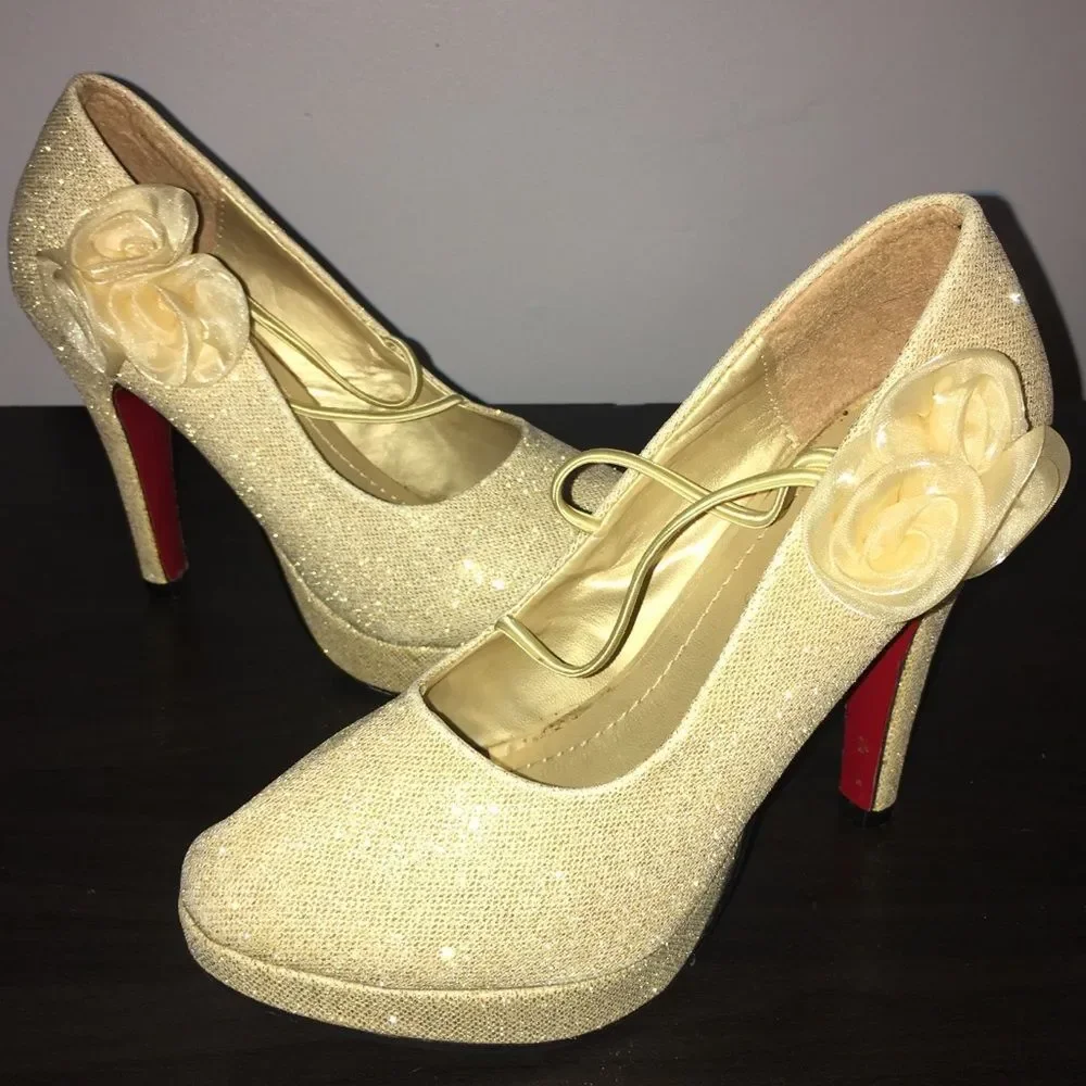 Beautiful sparkly gold heels with flower detail - Picture 2 of 8